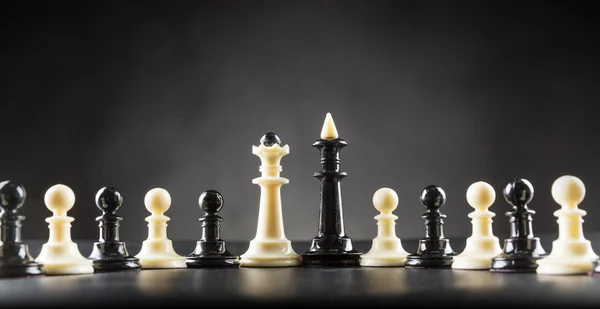 Zwart-wit chess cijfers — Stockfoto