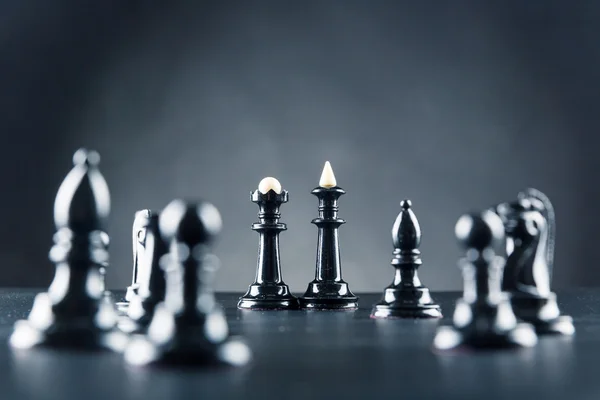Muitas figuras de xadrez preto — Fotografia de Stock