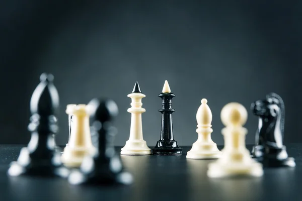 Spousta černé a bílé Šachové figury — Stock fotografie