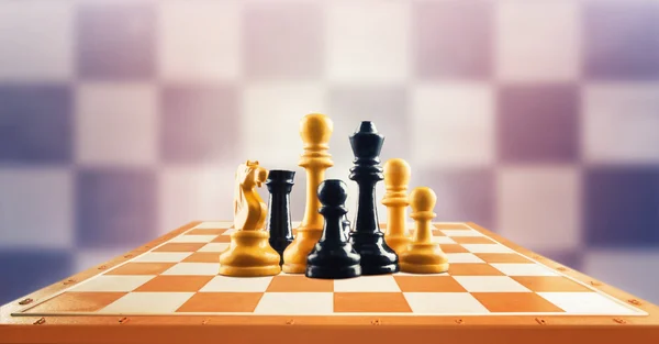 Figuras de xadrez em pé — Fotografia de Stock