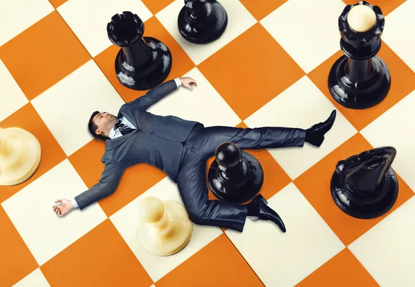 Biznesmen na szachownicy — Zdjęcie stockowe