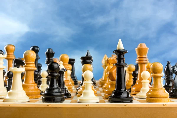 Muchas figuras de ajedrez de pie — Foto de Stock