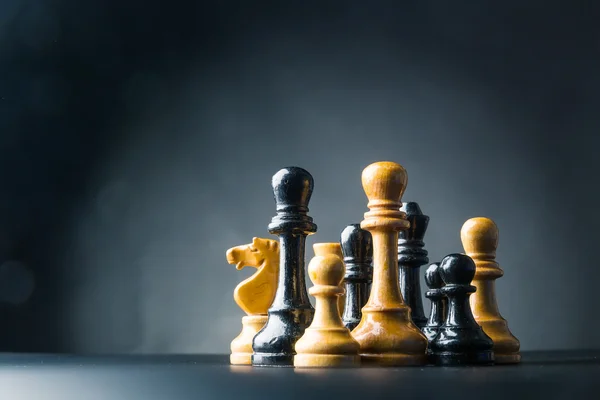 Figury szachowe na stole — Zdjęcie stockowe
