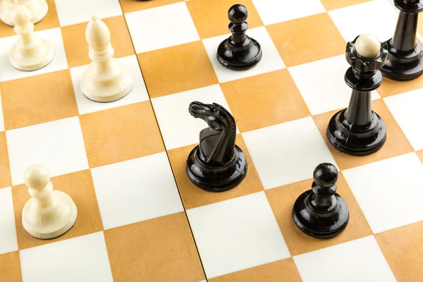 Figures d'échecs sur l'échiquier — Photo