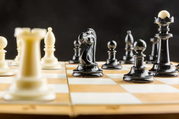 Figuras de ajedrez en el tablero — Foto de Stock