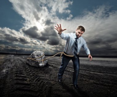 Büyük taş çekerek işadamı