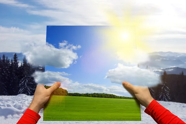 Männerhände mit Sommerlandschaft — Stockfoto