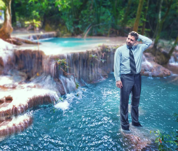 Empresário perturbado na cachoeira — Fotografia de Stock