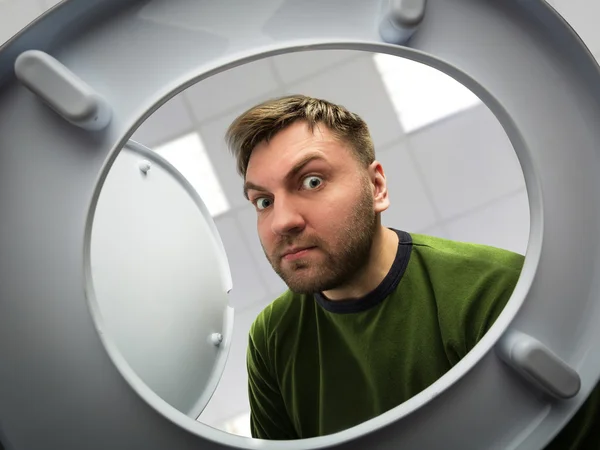Homme regardant dans le bol des toilettes — Photo