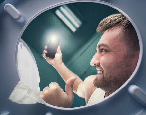 Man die selfie in de buurt van toiletpot — Stockfoto