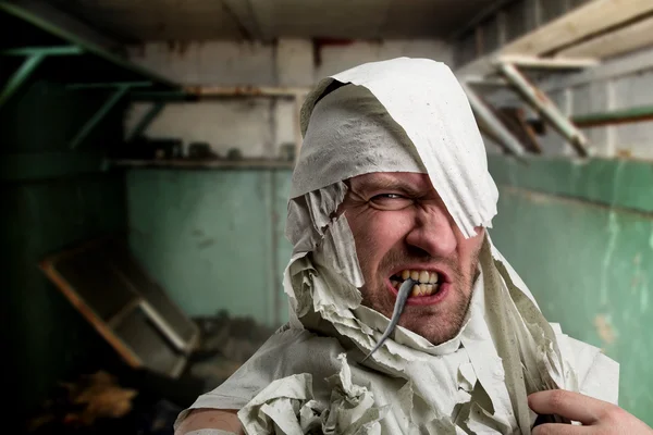 Mannen i toalettpapper i försummade rum — Stockfoto