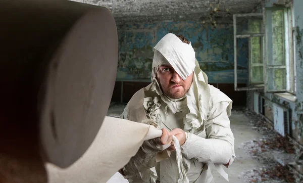 Homem em papel higiênico em quarto negligenciado — Fotografia de Stock