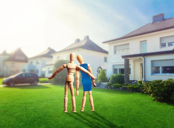 Casal de figuras de madeira perto da casa — Fotografia de Stock