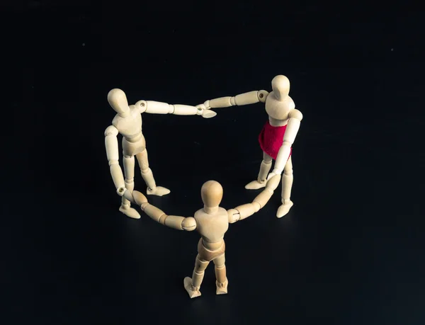 Família de figuras de madeira em círculo — Fotografia de Stock