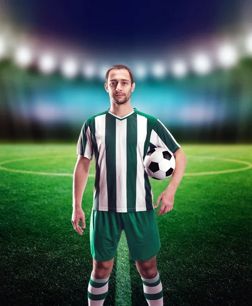 Futbol oyuncu topu ile — Stok fotoğraf