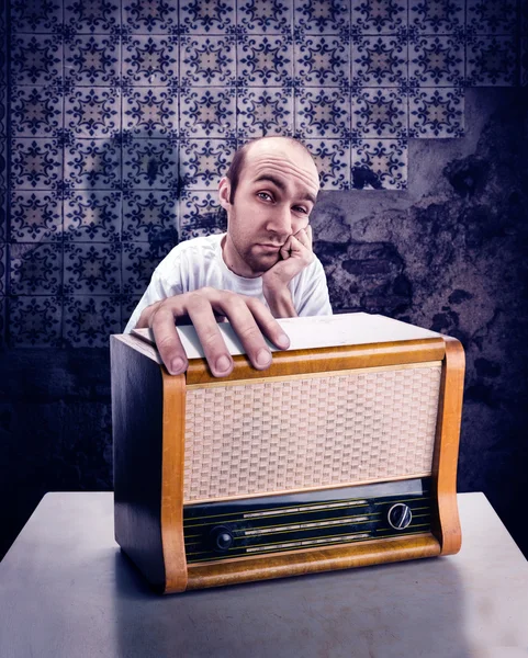 Man met vintage radio — Stockfoto