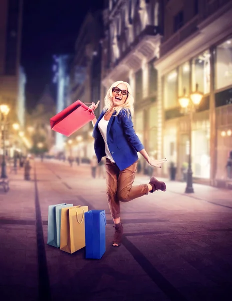 Mulher com sacos de compras — Fotografia de Stock