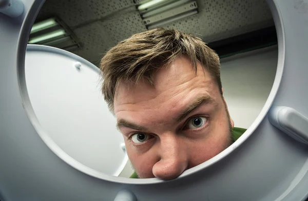 Man op zoek in de wc-pot — Stockfoto