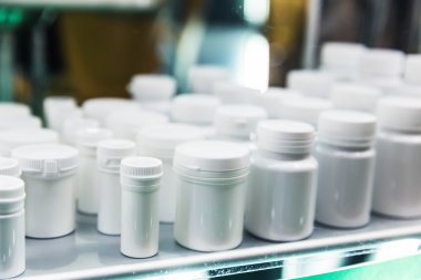 Beyaz plastik şişe 