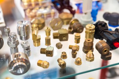 Yedek parça ve vidalar masada