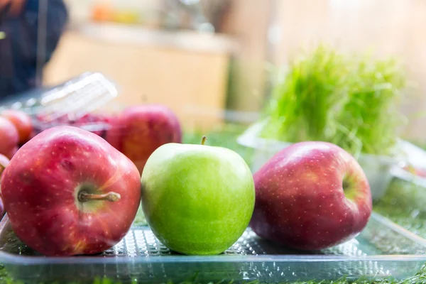 Manzanas frescas en el plato —  Fotos de Stock