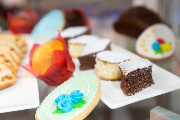 Süße Kuchen in farbiger Verpackung — Stockfoto