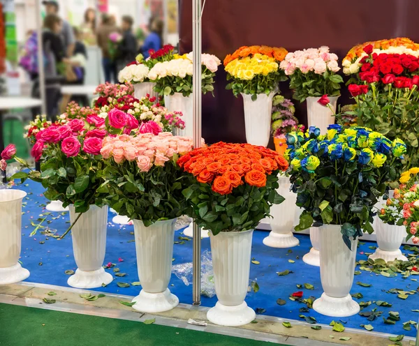 Kytice z růži do vázy — Stock fotografie