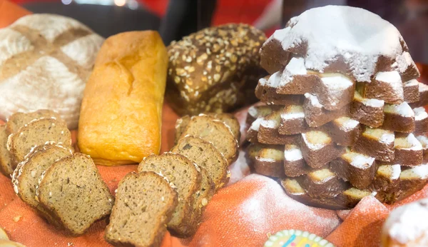 Gesneden brood op de planken — Stockfoto