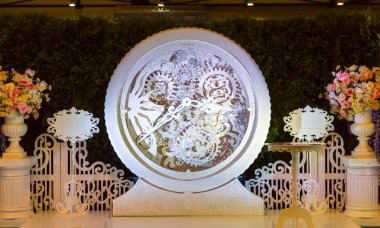 Büyük bir şekilde dekore edilmiş saat