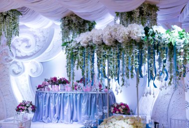 Masanın üzerinde birçok buketleri