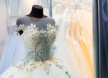 Gelinlik manken üzerinde