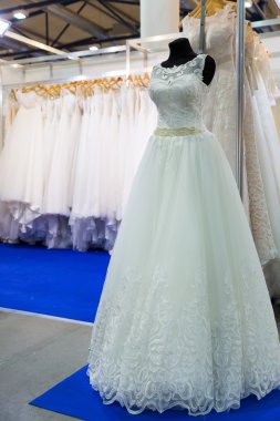 Gelinlik manken üzerinde