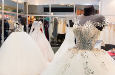 Gelinlik manken üzerinde