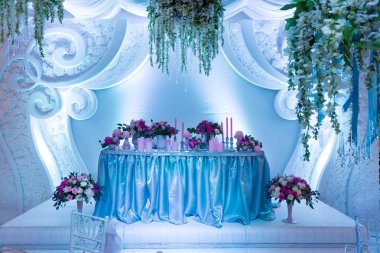 Masanın üzerinde birçok buketleri