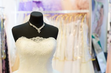 Gelinlik manken üzerinde