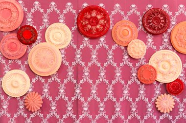 Duvar levhaları ile dekore edilmiş