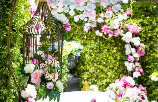 Frühlingsgarten mit Rosen — Stockfoto