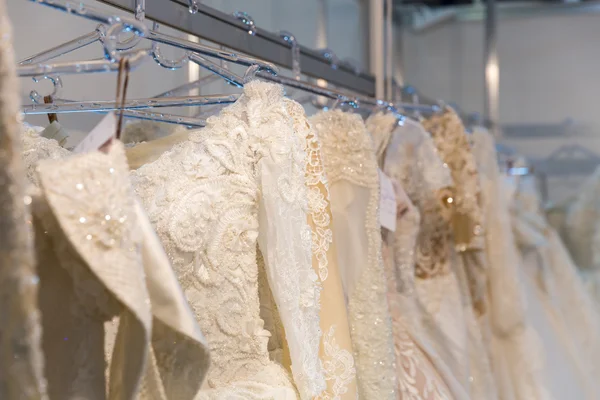 Brautkleider auf Schaufensterpuppe — Stockfoto