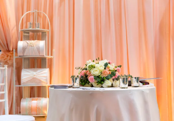 Hochzeitsstrauß auf dem Tisch — Stockfoto