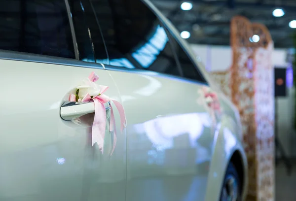 Bröllop bil med band — Stockfoto