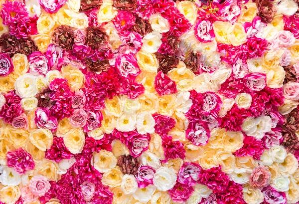 Viele künstliche dekorative Blumen — Stockfoto