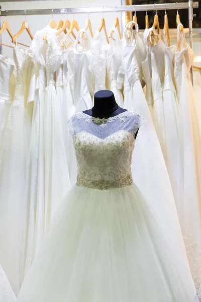 Brautkleid auf Schaufensterpuppe — Stockfoto