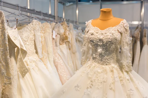 Robe de mariée sur mannequin — Photo