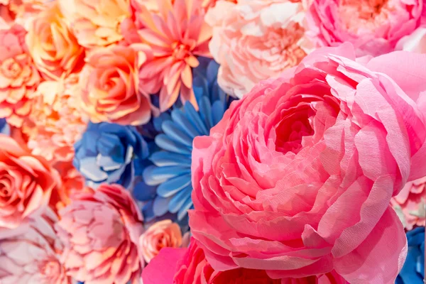 Viele künstliche dekorative Blumen — Stockfoto