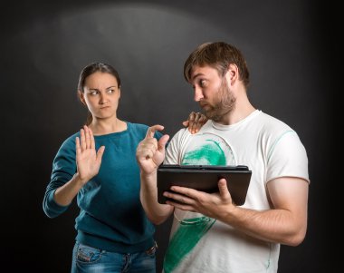 Tablet ile oynarken Çift