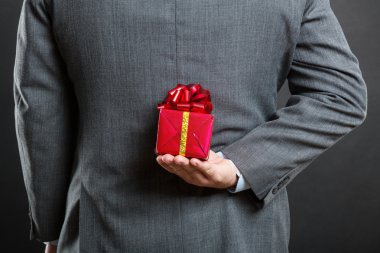 Adam arkadan bir hediye ile