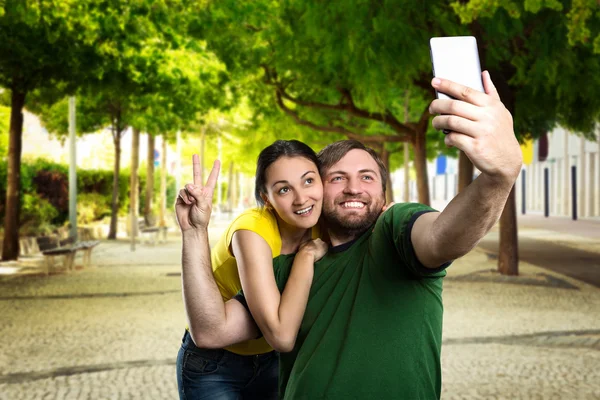 Casal fazendo selfie — Fotografia de Stock