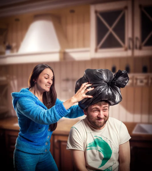아내가 그녀의 남편의 머리에 씌우고 쓰레기 팩 — 스톡 사진