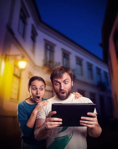 Couple jouant avec la tablette — Photo