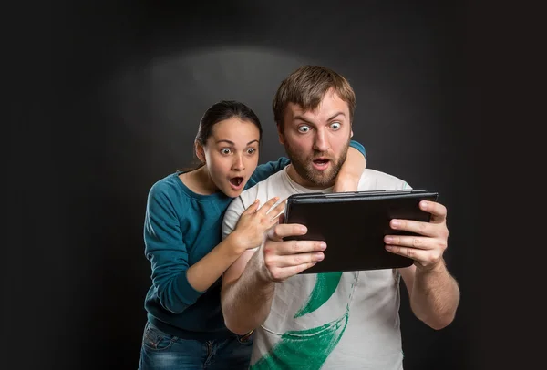 Casal brincando com tablet — Fotografia de Stock
